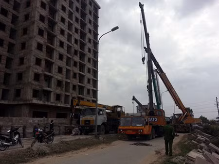 Cần cẩu đứt cáp rơi xuống đất, tài xế đạp cửa thoát thân - Ảnh 2 Cần cẩu đứt cáp rơi xuống đất, tài xế đạp cửa thoát thân - Ảnh 2