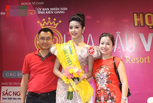 Cận cảnh nhan sắc không kém con gái của mẹ Á hậu Huyền My ảnh 2 Cận cảnh nhan sắc không kém gì con gái của mẹ Á hậu Huyền My