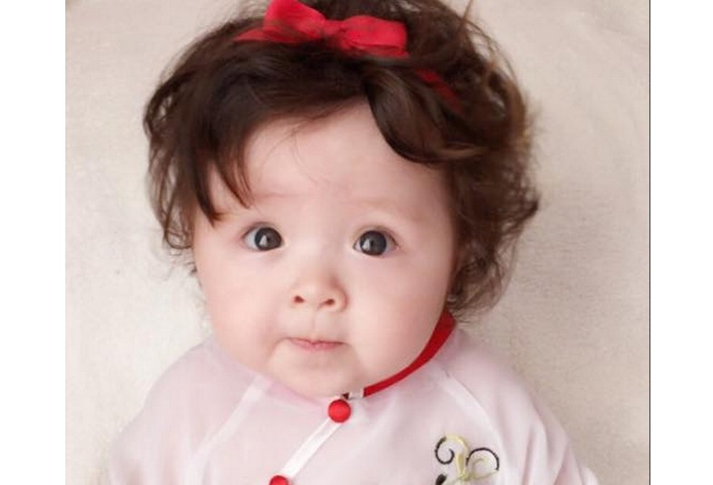 Con gái Elly Trần điệu đà diện áo dài