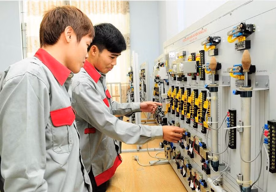 Việc gắn kết chặt chẽ giữa cơ sở giáo dục nghề nghiệp với các doanh nghiệp giúp nâng cao chất lượng đào tạo. 