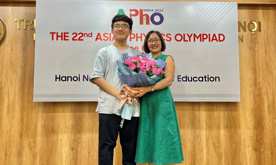 Võ Hoàng Hải (Trường THPT chuyên Khoa học Tự nhiên, ĐH Quốc gia Hà Nội) trở thành học sinh đầu tiên của Việt Nam giành được Huy chương Vàng Olympic Vật lý quốc tế khi mới chỉ học lớp 10.
