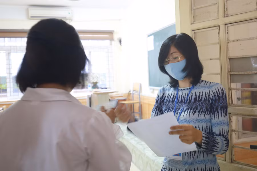 Thí sinh vào phòng thi - Kỳ thi đánh giá năng lực năm 2022 của Trường ĐH Sư phạm Hà Nội. Ảnh: NTCC