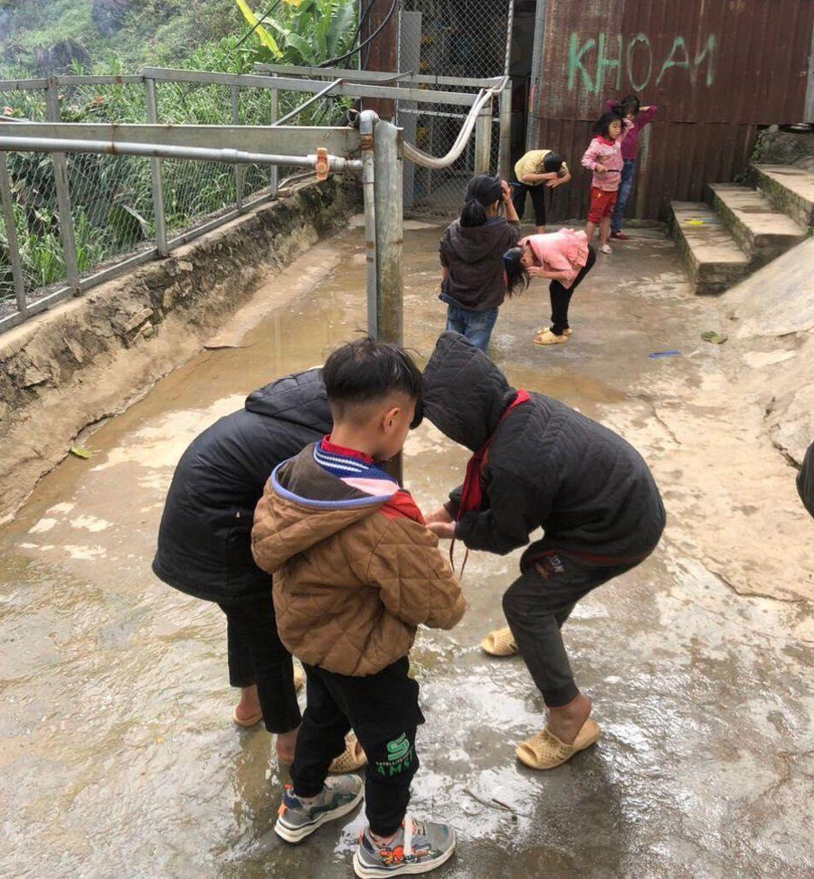 Học sinh Trường PTDTBT Tiểu học Bát Đại Sơn (Quản Bạ, Hà Giang) được dạy kỹ năng sử dụng nước tiết kiệm từ khi vào trường. Ảnh: NTCC Học sinh Trường PTDTBT Tiểu học Bát Đại Sơn (Quản Bạ, Hà Giang) được dạy kỹ năng sử dụng nước tiết kiệm từ khi vào trường. Ảnh: NTCC