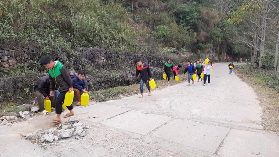 Học sinh Trường PTDTB Tiểu học Tả Gia Khâu (Mường Khương, Lào Cai) được huy động lấy nước lúc cao điểm thiếu nước. Ảnh: NTCC Học sinh Trường PTDTB Tiểu học Tả Gia Khâu (Mường Khương, Lào Cai) được huy động lấy nước lúc cao điểm thiếu nước. Ảnh: NTCC