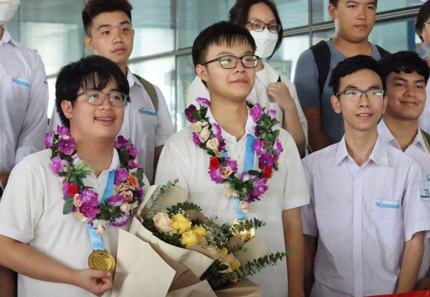 Các thành viên đội tuyển Oympic Toán học quốc tế. Các thành viên đội tuyển Oympic Toán học quốc tế.