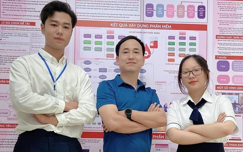 Hai học sinh nghiên cứu dự án và thầy hướng dẫn Mai Hồng Kiên (giữa). Hai học sinh nghiên cứu dự án và thầy hướng dẫn Mai Hồng Kiên (giữa).