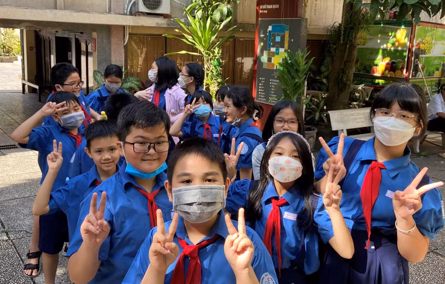 Học sinh Trường Tiểu học Hoà Bình hào hứng học tập môn Lịch sử thông qua hoạt động ngoại khóa.