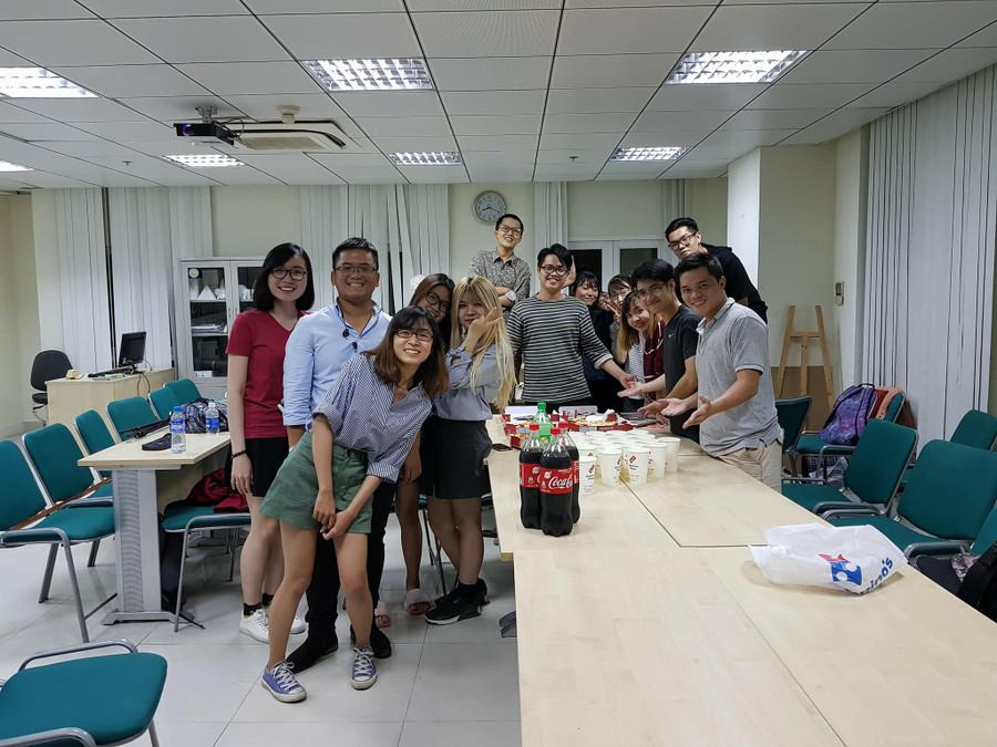 Thầy Đoàn Ngọc Duy và các sinh viên trong lớp học Thầy Đoàn Ngọc Duy và các sinh viên trong lớp học