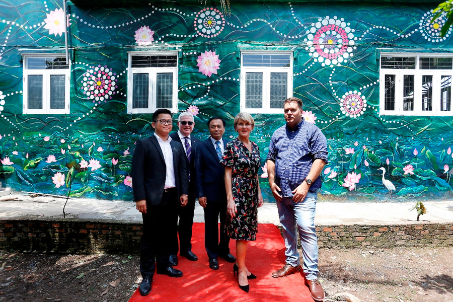 Đoàn Ngọc Duy chụp hình cùng các vị lãnh đạo tại làng bích họa hữu nghị Việt - Úc Đoàn Ngọc Duy chụp hình cùng các vị lãnh đạo tại làng bích họa hữu nghị Việt - Úc