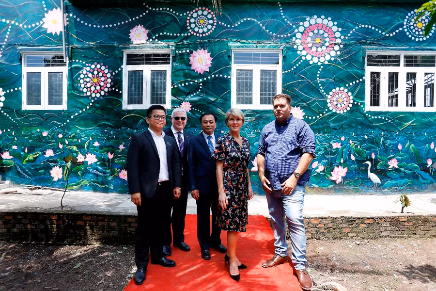 Đoàn Ngọc Duy chụp hình cùng các vị lãnh đạo tại làng bích họa hữu nghị Việt - Úc