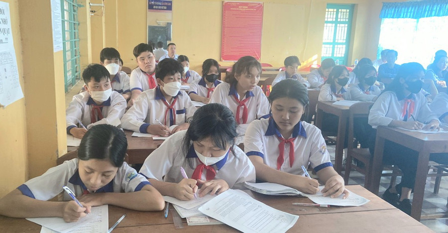 Đoàn kiểm tra khảo sát tại một trường THCS. Đoàn kiểm tra khảo sát tại một trường THCS.