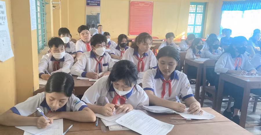 Đoàn kiểm tra khảo sát tại một trường THCS.