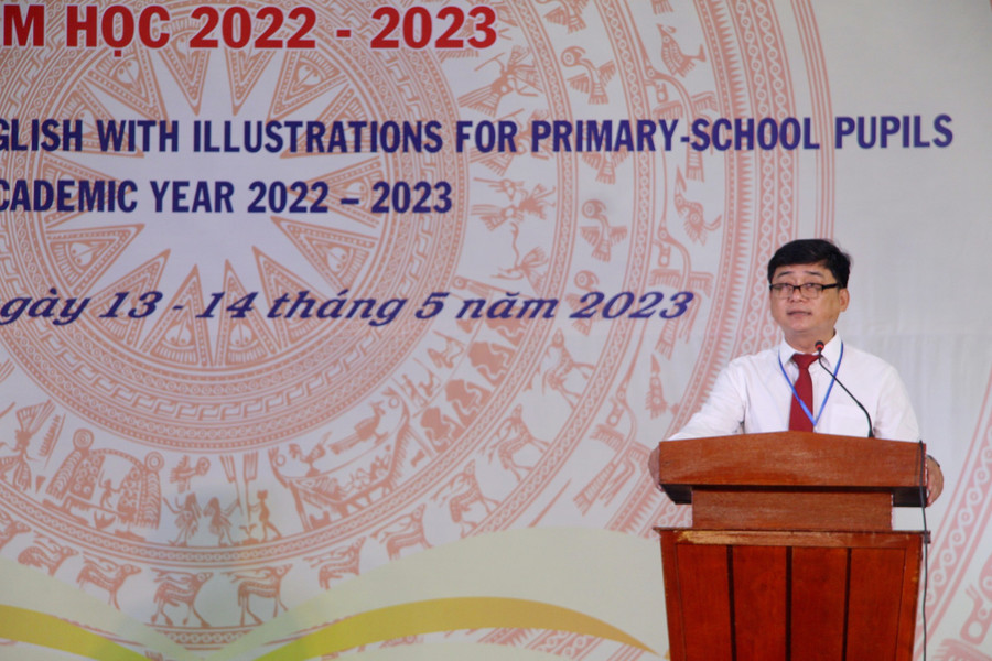 Ông Nguyễn Quốc Khanh - Phó GĐ Sở GD&amp;ĐT An Giang, Trưởng ban tổ chức phát biểu khai mạc hội thi.