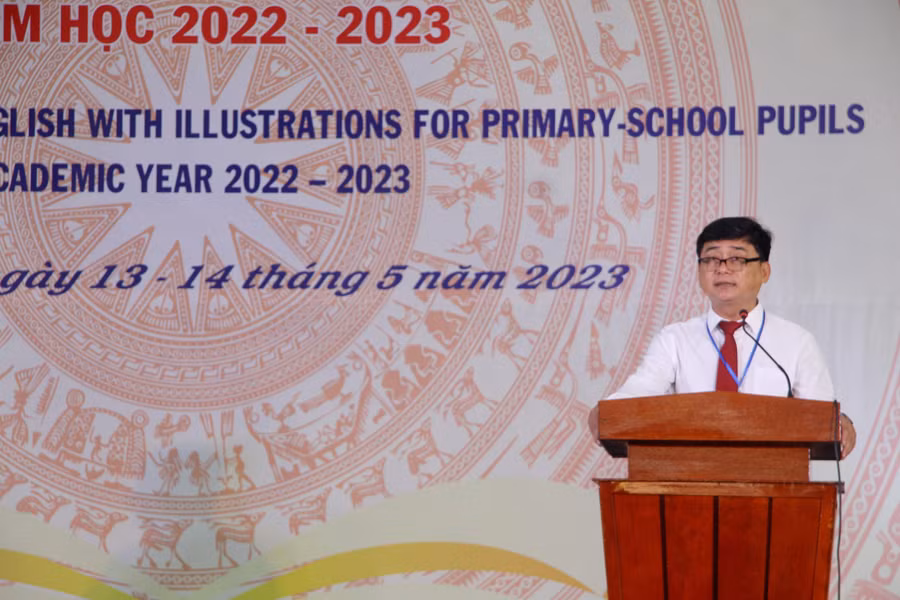 Ông Nguyễn Quốc Khanh - Phó GĐ Sở GD&amp;ĐT An Giang, Trưởng ban tổ chức phát biểu khai mạc hội thi.