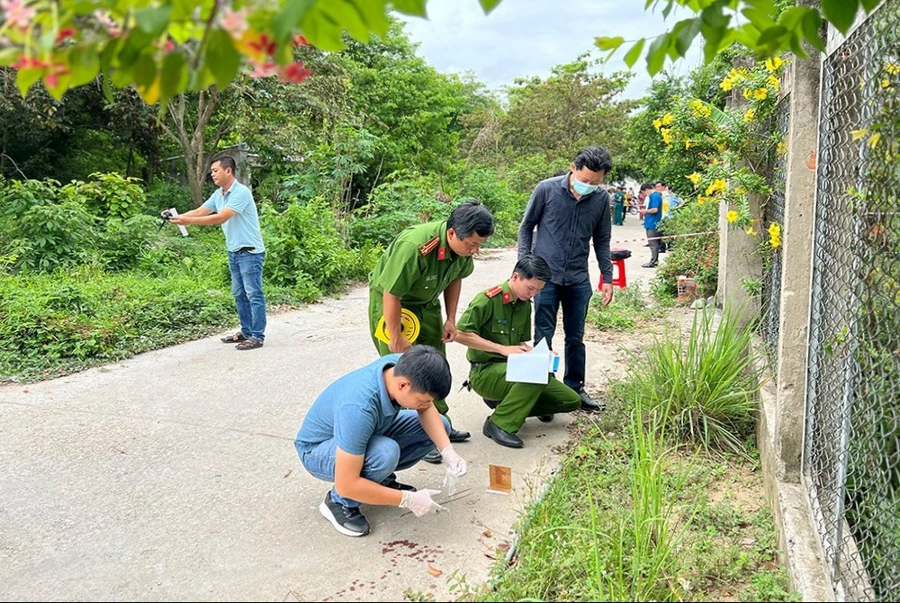 Lực lượng công an phối hợp cùng các ngành chức năng tổ chức khám nghiệm hiện trường. (Ảnh: Tiến Tầm)