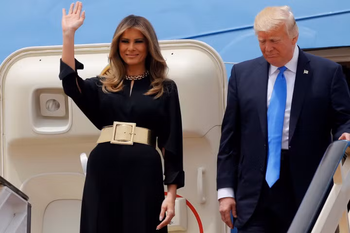 Tổng thống Mỹ Donald Trump và đệ nhất phu nhân Mỹ Melania Trump bước xuống chiếc máy bay Air Force One ở Riyadh. (Nguồn: Reuters)