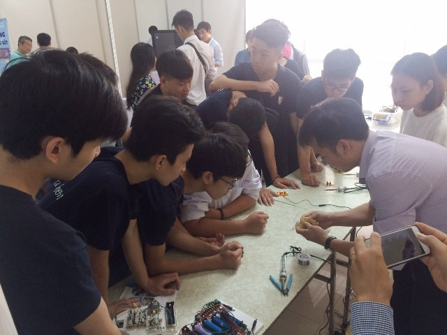 Ngày hội trải nghiệm khoa học thu hút đông đảo học sinh tham gia