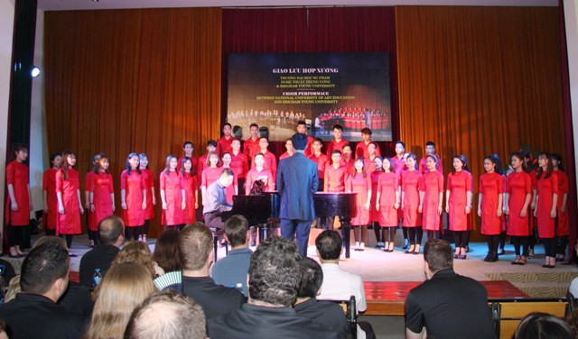 Dàn hợp xướng Trường ĐHSP Nghệ thuật TW biểu diễn các tác phẩm chào mừng