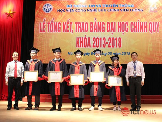 Nguyễn Tất Hậu, Thủ khoa đầu tiên của ngành An toàn tinhông tin PTIT (thứ 3 từ phải sang) nhận Giấy khen Thủ khoa các ngành khối Kỹ thuật tại lễ trao bằng tốt nghiệp đại học khóa 2013 - 2018 (Ảnh: Đình Dũng) - Ictnews. Nguyễn Tất Hậu, Thủ khoa đầu tiên của ngành An toàn tinhông tin PTIT (thứ 3 từ phải sang) nhận Giấy khen Thủ khoa các ngành khối Kỹ thuật tại lễ trao bằng tốt nghiệp đại học khóa 2013 - 2018 (Ảnh: Đình Dũng) - Ictnews.