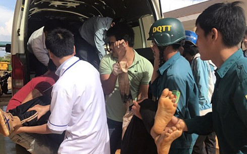 Lực lượng chức năng và người dân đưa các học sinh đi cấp cứu. Ảnh VOV