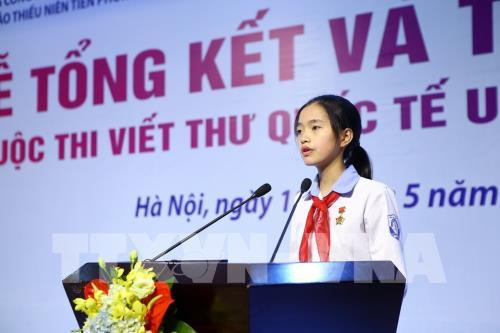 Em Nguyễn Thị Bạch Dương, học sinh lớp 8A, trường THCS Nguyễn Trãi, Nam Sách, Hải Dương đọc lá thư đoạt giải Nhất cuộc thi. Ảnh: Minh Quyết – TTXVN Em Nguyễn Thị Bạch Dương, học sinh lớp 8A, trường THCS Nguyễn Trãi, Nam Sách, Hải Dương đọc lá thư đoạt giải Nhất cuộc thi. Ảnh: Minh Quyết – TTXVN