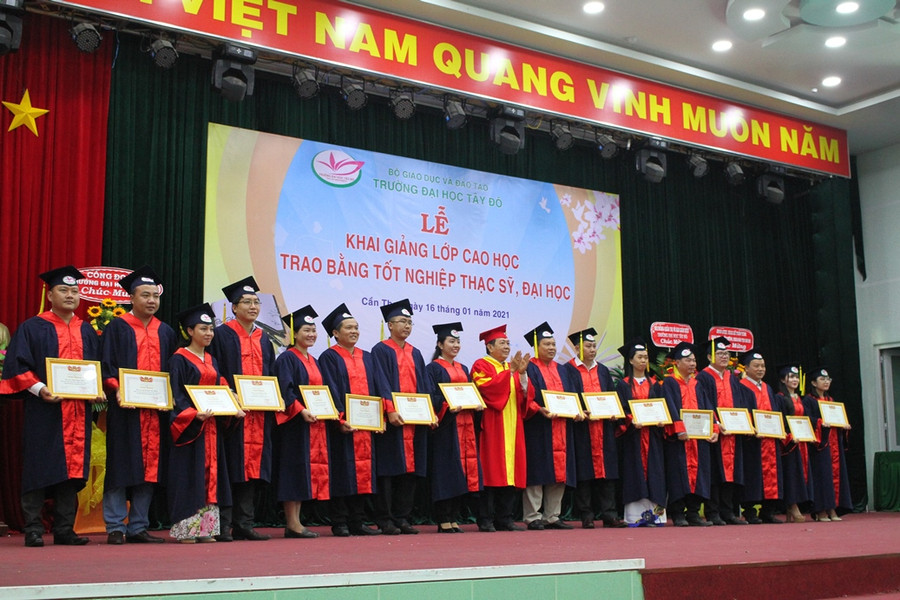 Lãnh đạo trường khen thưởng các học viên tốt nghiệp thạc sĩ loại xuất sắc và loại giỏi.