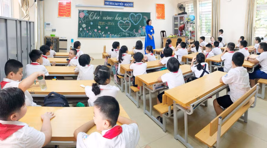 Cô – trò Trường Tiểu học Thành Công A (Ba Đình, Hà Nội). Ảnh: NVCC