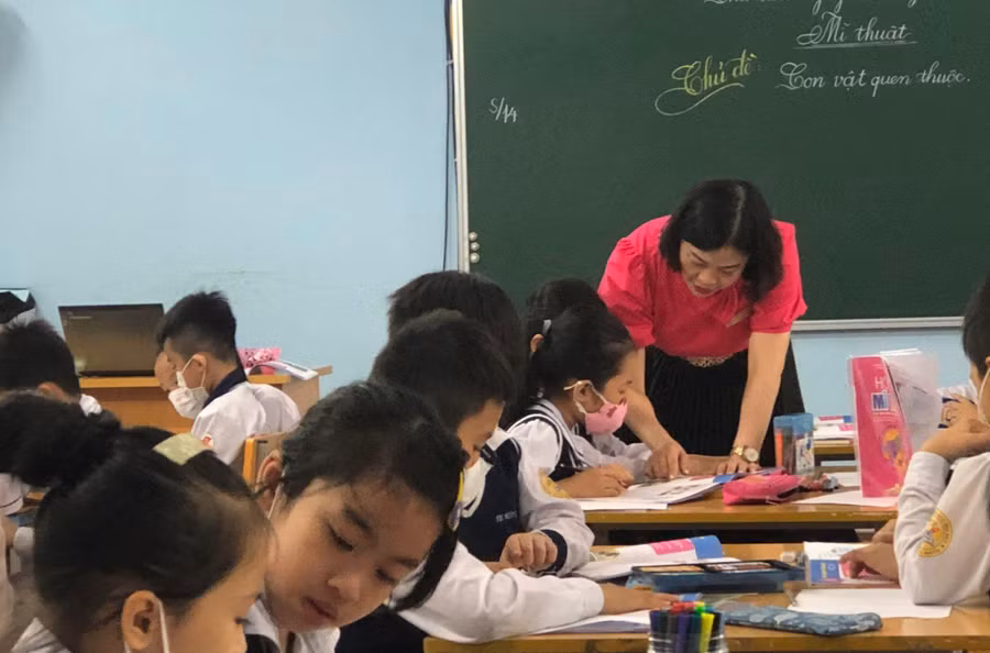 Cô Vũ Thị Thanh Huyền tận tình hướng dẫn học sinh trong một giờ mỹ thuật.