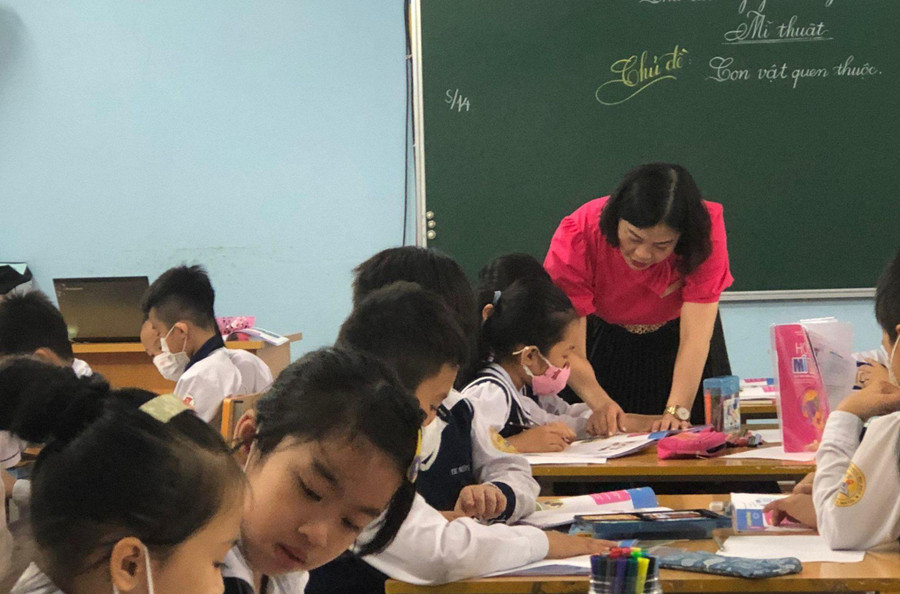 Cô Vũ Thị Thanh Huyền tận tình hướng dẫn học sinh trong một giờ mỹ thuật. Cô Vũ Thị Thanh Huyền tận tình hướng dẫn học sinh trong một giờ mỹ thuật.