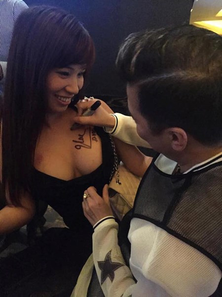 Những siêu sao từng ký tên lên ngực phụ nữ