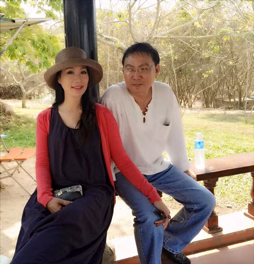 Á hậu, diễn viên Kim Chi khoe bụng bầu 6 tháng bên gia đình