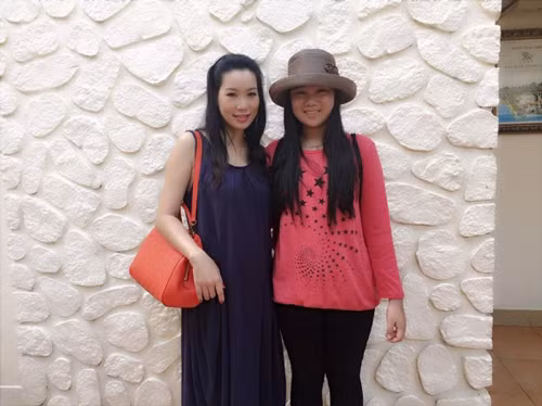 Á hậu, diễn viên Kim Chi khoe bụng bầu 6 tháng bên gia đình