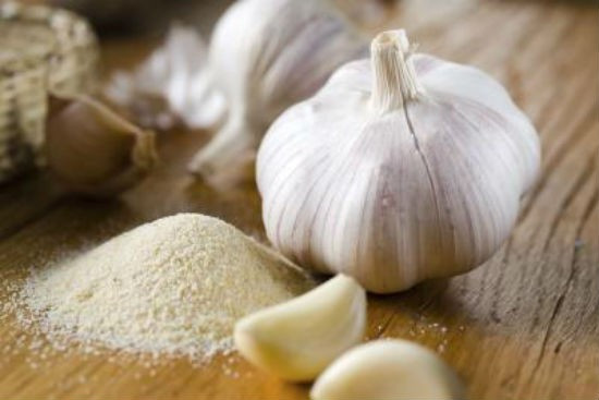3. Tỏi: Hương vị cay nồng của tỏi là một trong những lý do nó có thể đuổi được nhiều loại côn trùng, trong đó có gián. Bạn có thể đặt bát nước tỏi hoặc rắc bột tỏi vào những khu vực gián hay xuất hiện để đuổi chúng. 3. Tỏi: Hương vị cay nồng của tỏi là một trong những lý do nó có thể đuổi được nhiều loại côn trùng, trong đó có gián. Bạn có thể đặt bát nước tỏi hoặc rắc bột tỏi vào những khu vực gián hay xuất hiện để đuổi chúng đi.