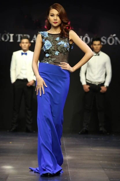 Thanh Hằng diện áo mỏng tang đi catwalk