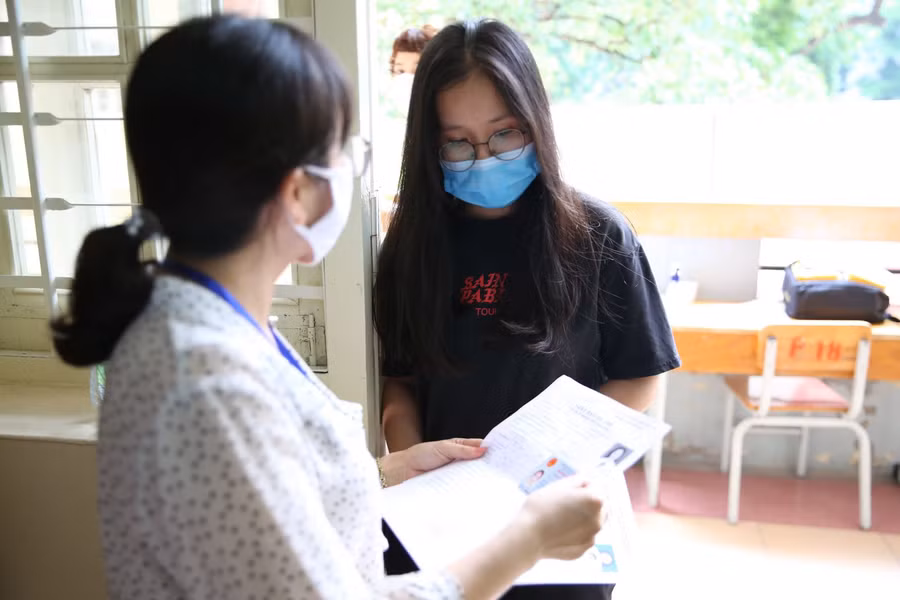 Thí sinh Hà Nội làm thủ tục dự thi tại điểm thi Trường THPT Việt Đức. Ảnh: Thế Đại