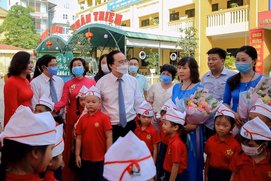 Bộ trưởng Bộ GD&ĐT Phùng Xuân Nhạ trò chuyện, động viên học sinh, thầy cô giáo Trường tiểu học Đan Phượng tại lễ khai giảng năm học mới.