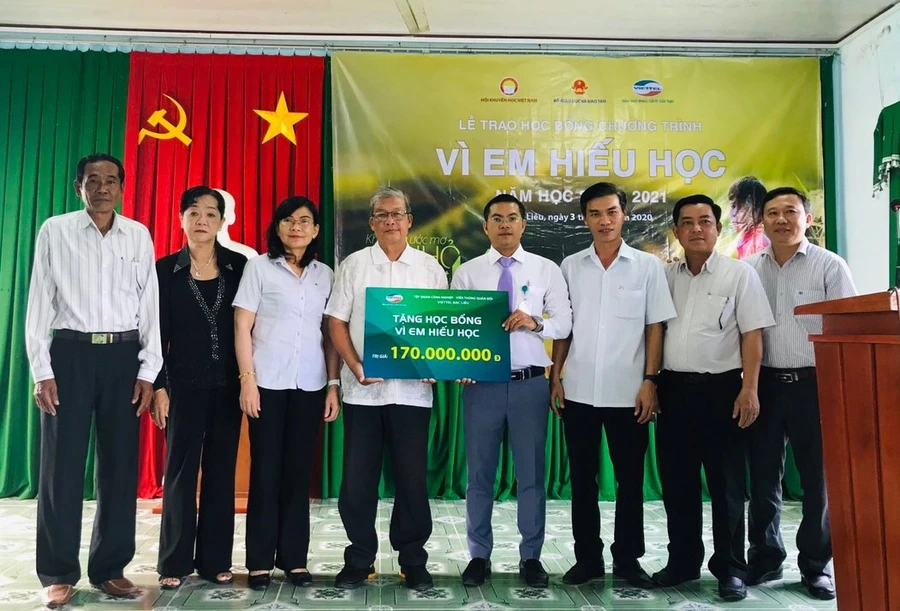 Trao học bổng "Vì em hiếu học" tại Bạc Liêu.