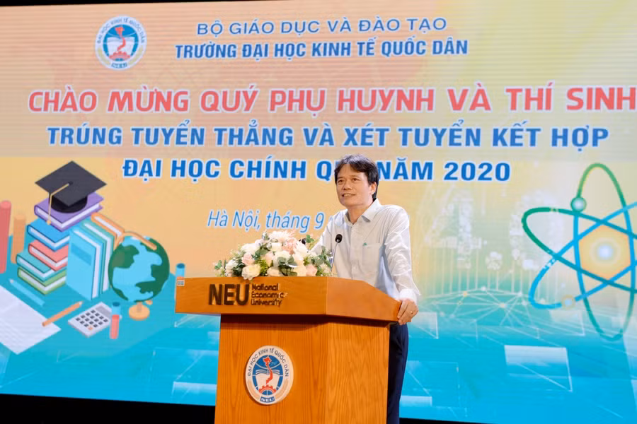 PGS.TS Phạm Hồng Chương - Hiệu trưởng nhà trường phát biểu chào mừng tại buổi nhập học sáng nay