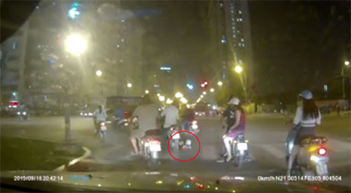 Những kiểu cho con đi xe máy nguy hiểm của bố mẹ ảnh 12 Những kiểu cho con đi xe máy nguy hiểm của bố mẹ ảnh 12