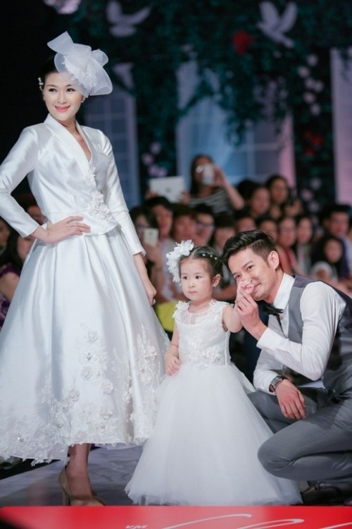 Cựu người mẫu tiết lộ, cô và Huy Khánh đã đăng ký kết hôn. Tuy nhiên, nam diễn viên phim Dốc tình chưa muốn tổ chức lễ cưới. Mạc Anh Thư vẫn hy vọng một ngày được mặc áo cô dâu. Ảnh: PC&CS 5 cặp sao Việt thừa nhận đã kết hôn sau khi sống chung