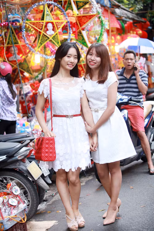 5 thieu nu chan dai xu han gay xon xao pho hang ma hinh anh 12