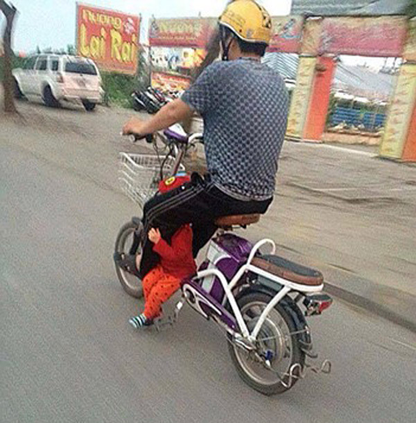 Những kiểu cho con đi xe máy nguy hiểm của bố mẹ ảnh 3 Những kiểu cho con đi xe máy nguy hiểm của bố mẹ ảnh 3