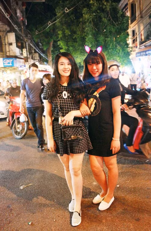 5 thieu nu chan dai xu han gay xon xao pho hang ma hinh anh 10