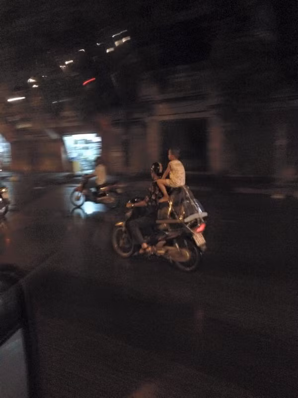 Những kiểu cho con đi xe máy nguy hiểm của bố mẹ ảnh 10