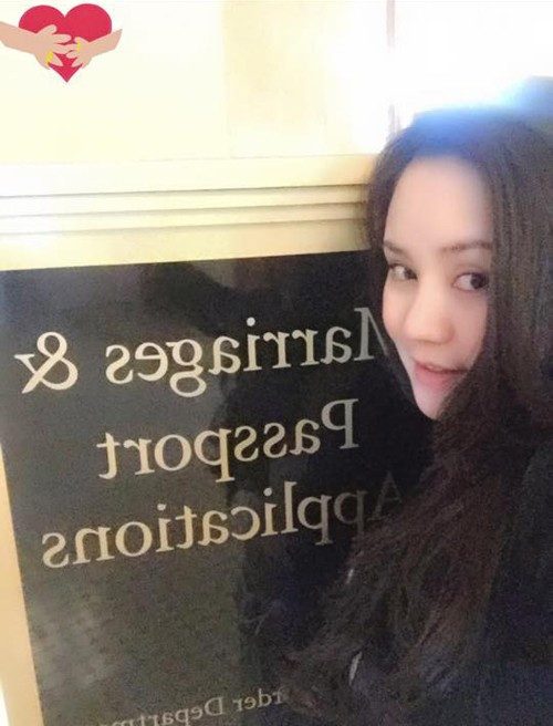 Tháng 5, Vy Oanh bất ngờ đăng tải tấm hình cô chụp tại Phòng đăng ký kết hôn ở Mỹ. Giọng ca Đồng xanh cũng cho hay, cô và người bạn đời chính thức nên duyên vợ chồng. Tuy nhiên, cả hai chưa có ý định tổ chức lễ cưới. Ảnh: FBNV 5 cặp sao Việt thừa nhận đã kết hôn sau khi sống chung