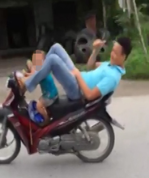 Những kiểu cho con đi xe máy nguy hiểm của bố mẹ ảnh 1 Những kiểu cho con đi xe máy nguy hiểm của bố mẹ ảnh 1