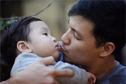 Tan chảy trước khoảnh khắc ngọt ngào của bố con sao Việt ảnh 5