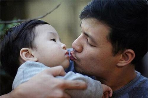 Tan chảy trước khoảnh khắc ngọt ngào của bố con sao Việt ảnh 5 Tan chảy trước khoảnh khắc ngọt ngào của bố con sao Việt ảnh 5