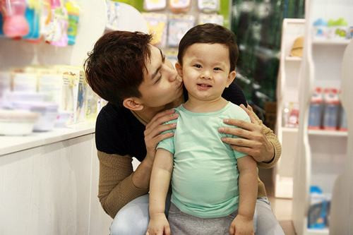 Tan chảy trước khoảnh khắc ngọt ngào của bố con sao Việt ảnh 7 Tan chảy trước khoảnh khắc ngọt ngào của bố con sao Việt ảnh 7