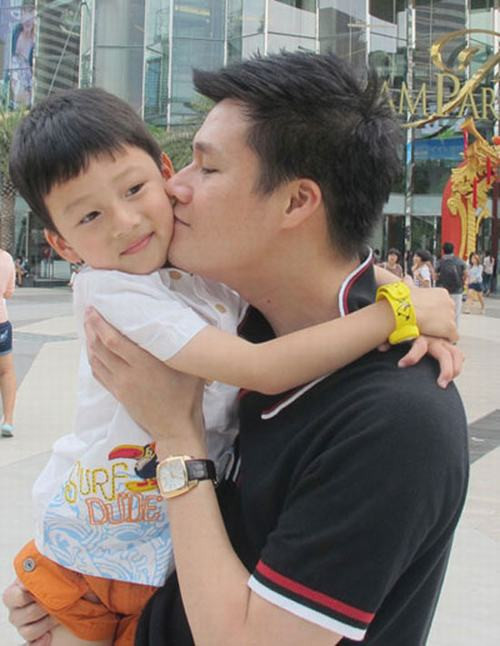 Tan chảy trước khoảnh khắc ngọt ngào của bố con sao Việt ảnh 1 Tan chảy trước khoảnh khắc ngọt ngào của bố con sao Việt ảnh 1